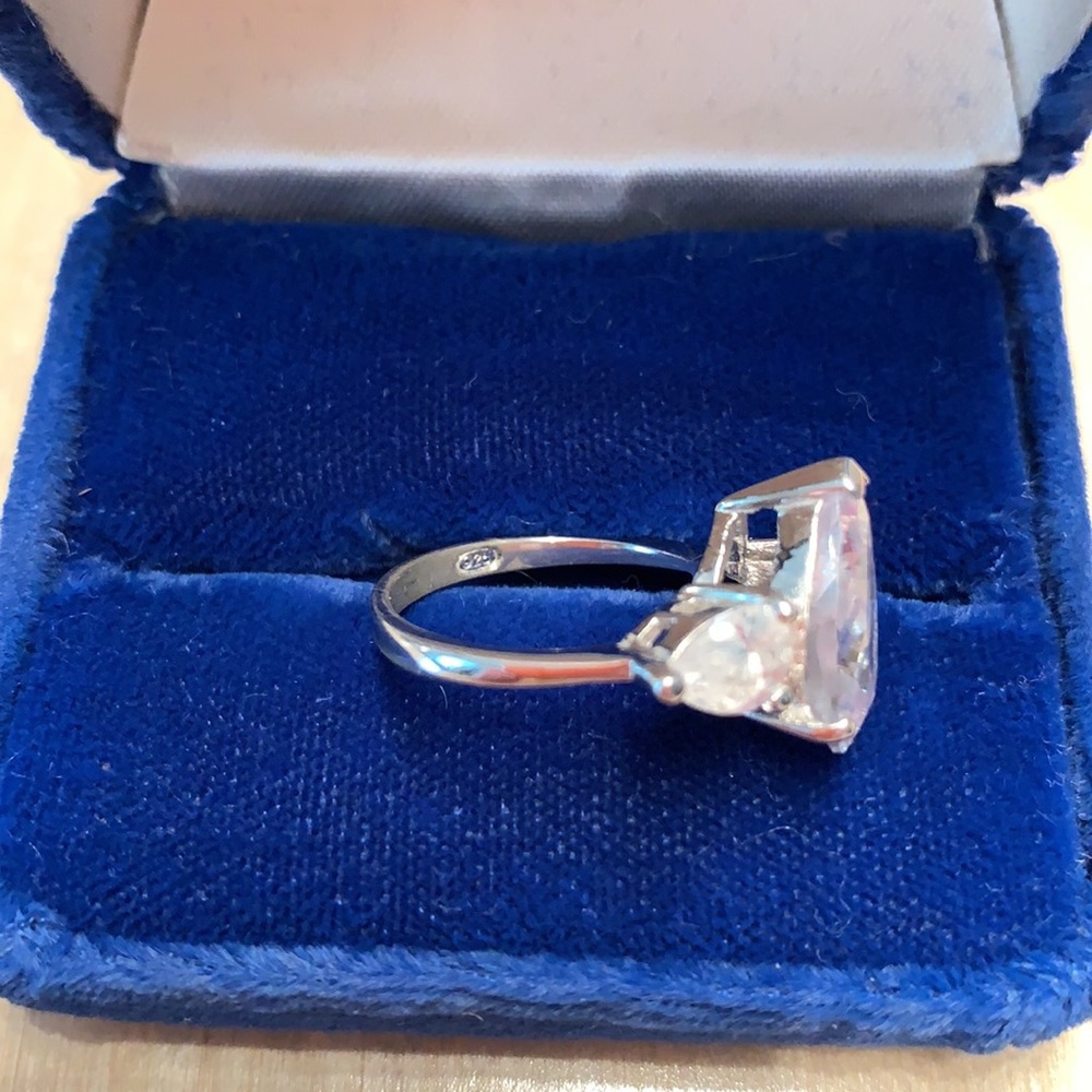 Stunning Faceted Pear-Shape Rhinestone Ring - Picture 8 of 9